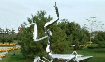公园不锈钢螳螂雕塑