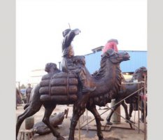 铜雕广场骑骆驼雕塑