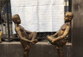 公园铜雕儿童玩游戏人物雕塑