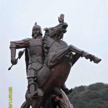 骑马战士广场景观铜雕