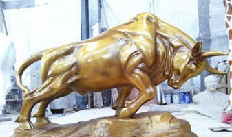 金色开荒牛铜雕塑