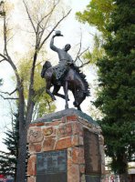 公园骑马的少数民族人物景观铜雕