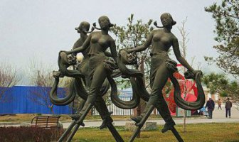 公园踩高跷的女孩人物铜雕