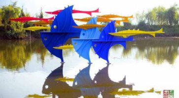 不锈钢彩色飞行鱼抽象景观雕塑