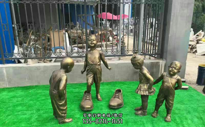 公园穿大鞋的儿童铜雕