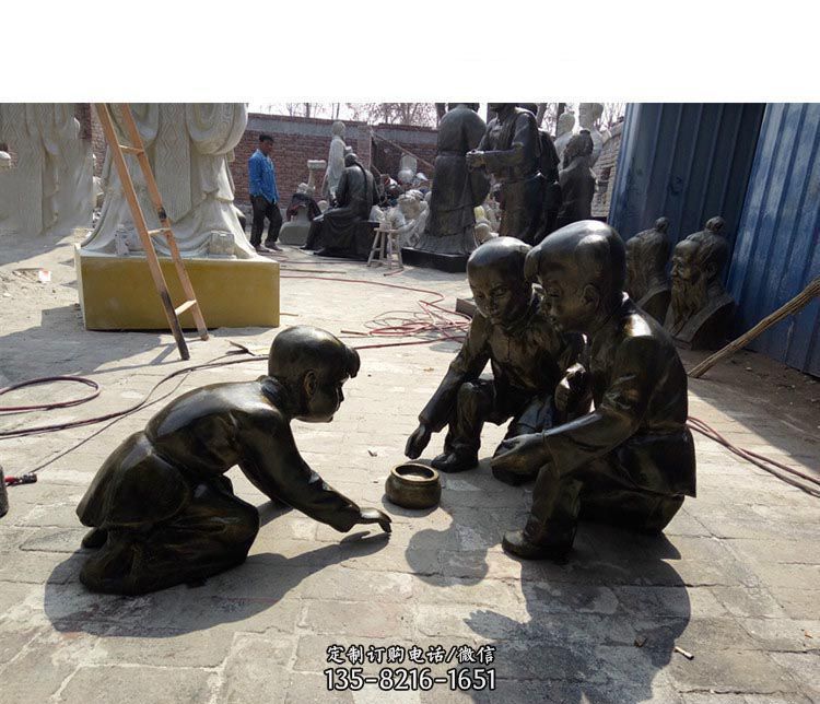 斗蛐蛐的儿童铜雕 