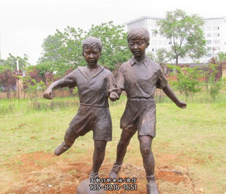 公园踢足球儿童铜雕
