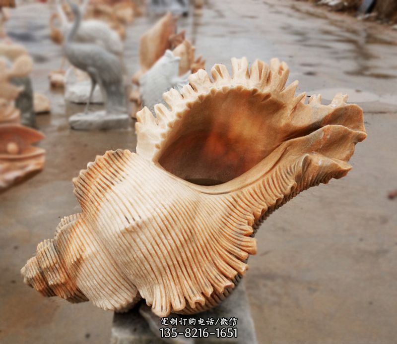 晚霞红海螺石雕广场景观雕塑图片
