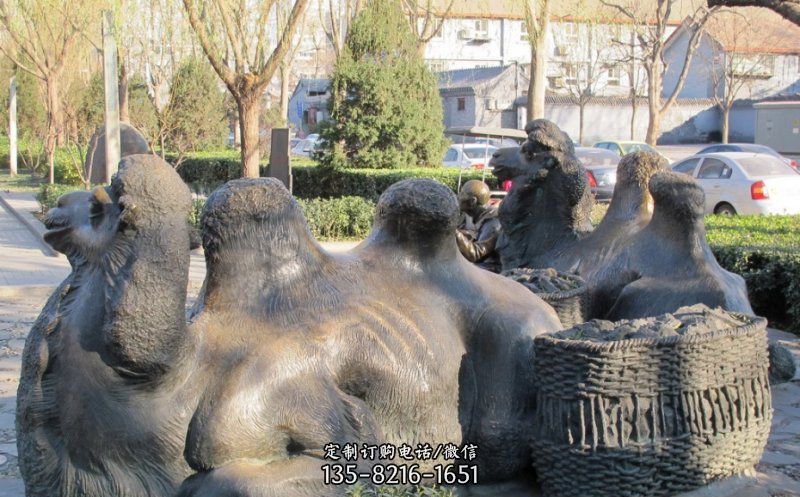 公園臥著的駱駝動物銅雕