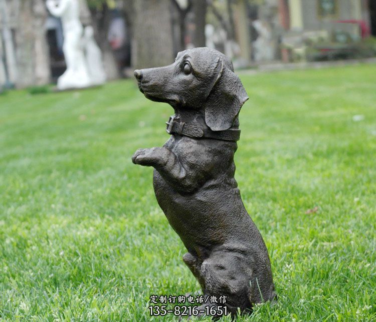 站立的小狗铜雕