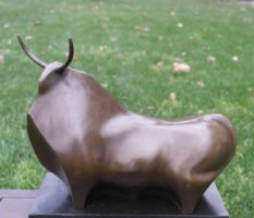 公园抽象牛铜雕2