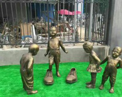 公园穿大鞋的儿童铜雕