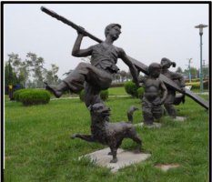 抬木头奔跑的儿童铜雕