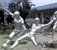 不锈钢踢足球的人物运动雕塑
