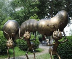 公园蚂蚁搬家铜雕