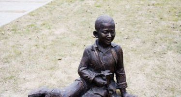 公园坐在地上的小孩景观铜雕