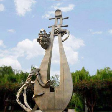 大型弹琵琶的抽象人物铜雕