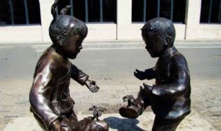 儿童斗鸡铜雕-儿童玻璃钢卡通雕塑