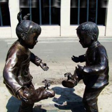 儿童斗鸡铜雕-儿童玻璃钢卡通雕塑