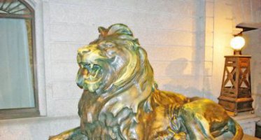 趴着的西洋狮铸铜狮子铜雕