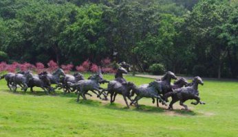 群马奔跑铜雕-玻璃钢几何牛雕塑彩绘