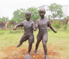 公园踢足球儿童铜雕