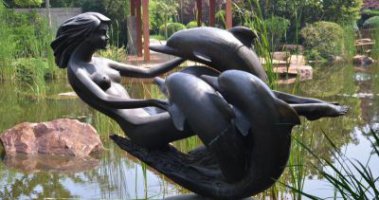 公园海豚和女孩景观铜雕