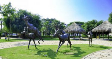 公园奔跑的羚羊动物铜雕