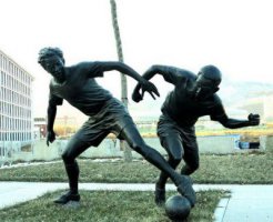 广场铜雕玩足球人物雕塑