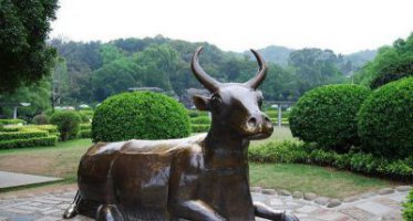 公园卧着的牛动物铜雕