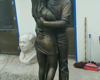 情侣亲吻铜雕-各大学标志性人物雕塑
