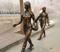 行走的女人街边人物铜雕