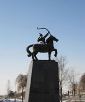 广场骑马射箭的古代人物景观铜雕