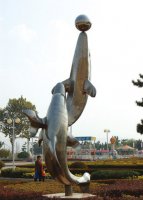 广场不锈钢戏球的海豚雕塑