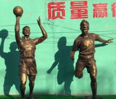 广场铜雕打篮球小品人物雕塑