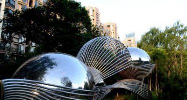 不锈钢镜面圆球小区景观雕塑