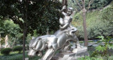 不锈钢老虎与小孩景观雕塑