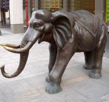 大门铜雕大象-地铁站前的彩色大象雕塑