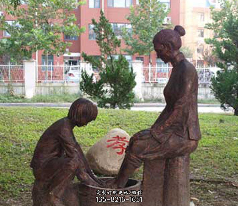 給媽媽洗腳人物公園景觀玻璃鋼仿銅擺件