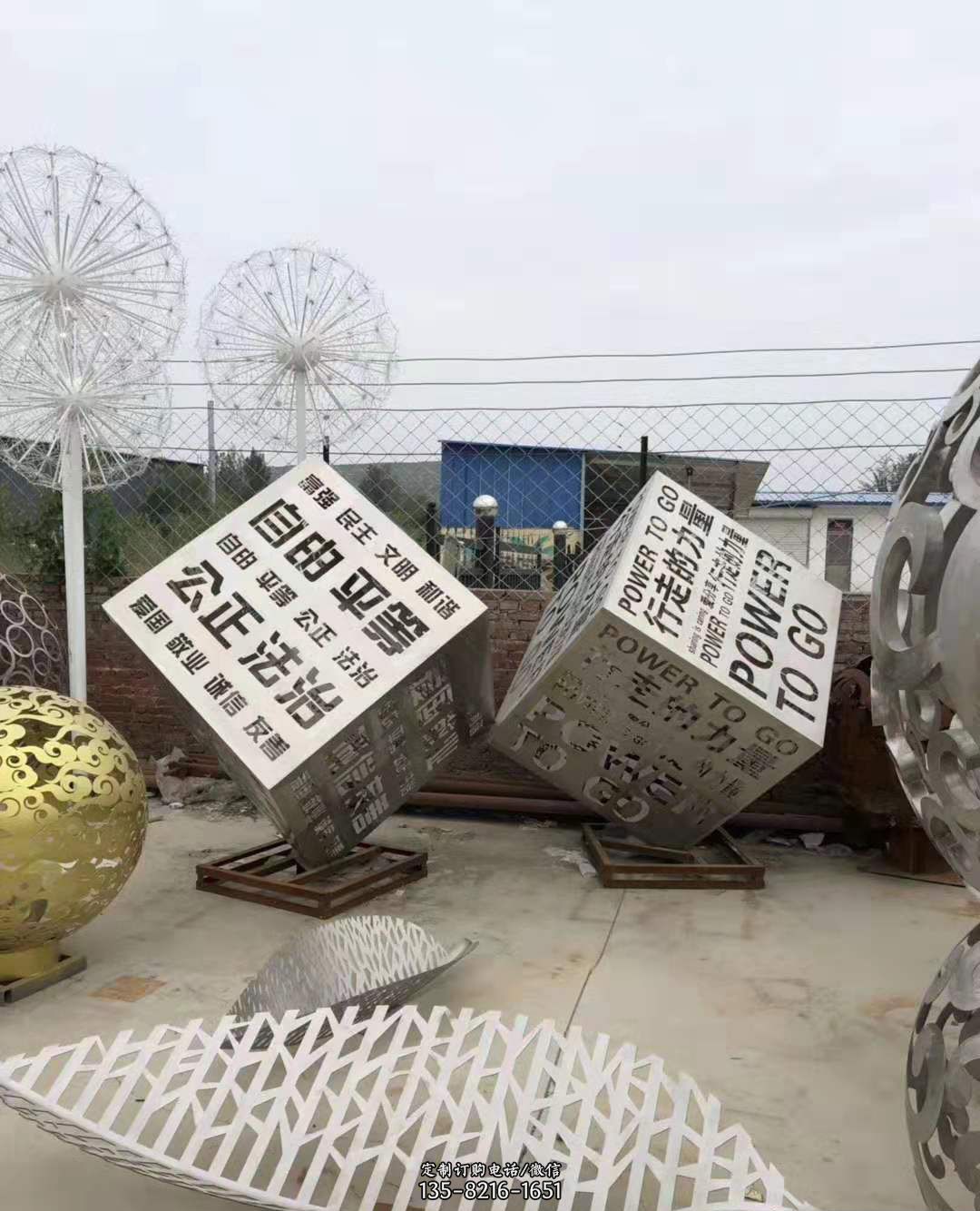 不銹鋼鏤空正方體雕塑廣場公園景觀雕塑