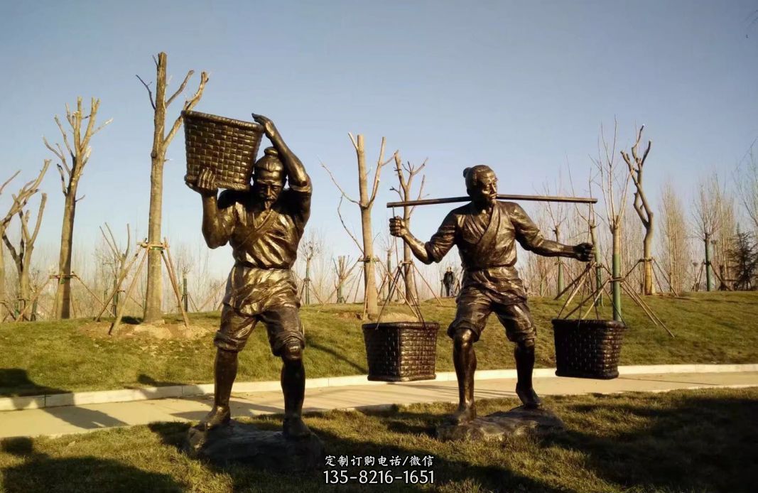 用竹筐运粮食的古人铜雕