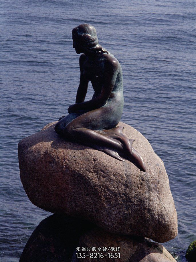 海边美人鱼景观铜雕