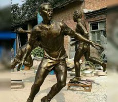 踢足球广场人物铜雕