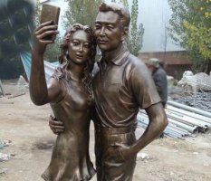 广场铜雕拍照情侣人物雕塑