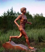女人公园跑步铜雕