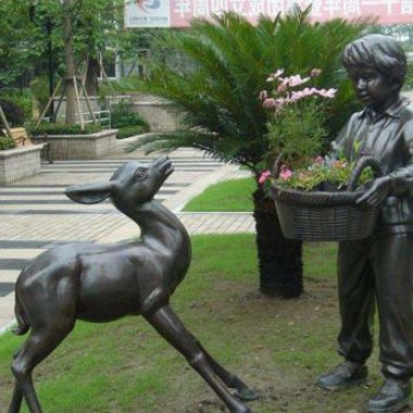 铜雕公园儿童和鹿雕塑摆件