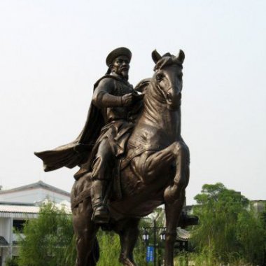 公园骑马的清朝人物铜雕