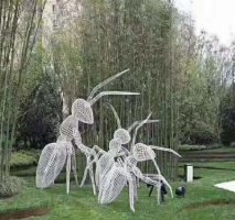 不锈钢镂空蚂蚁雕塑2