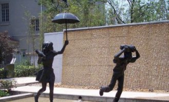 校园雨中的小学生人物铜雕
