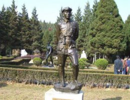 广场铜雕解放军战士纪念人物雕塑